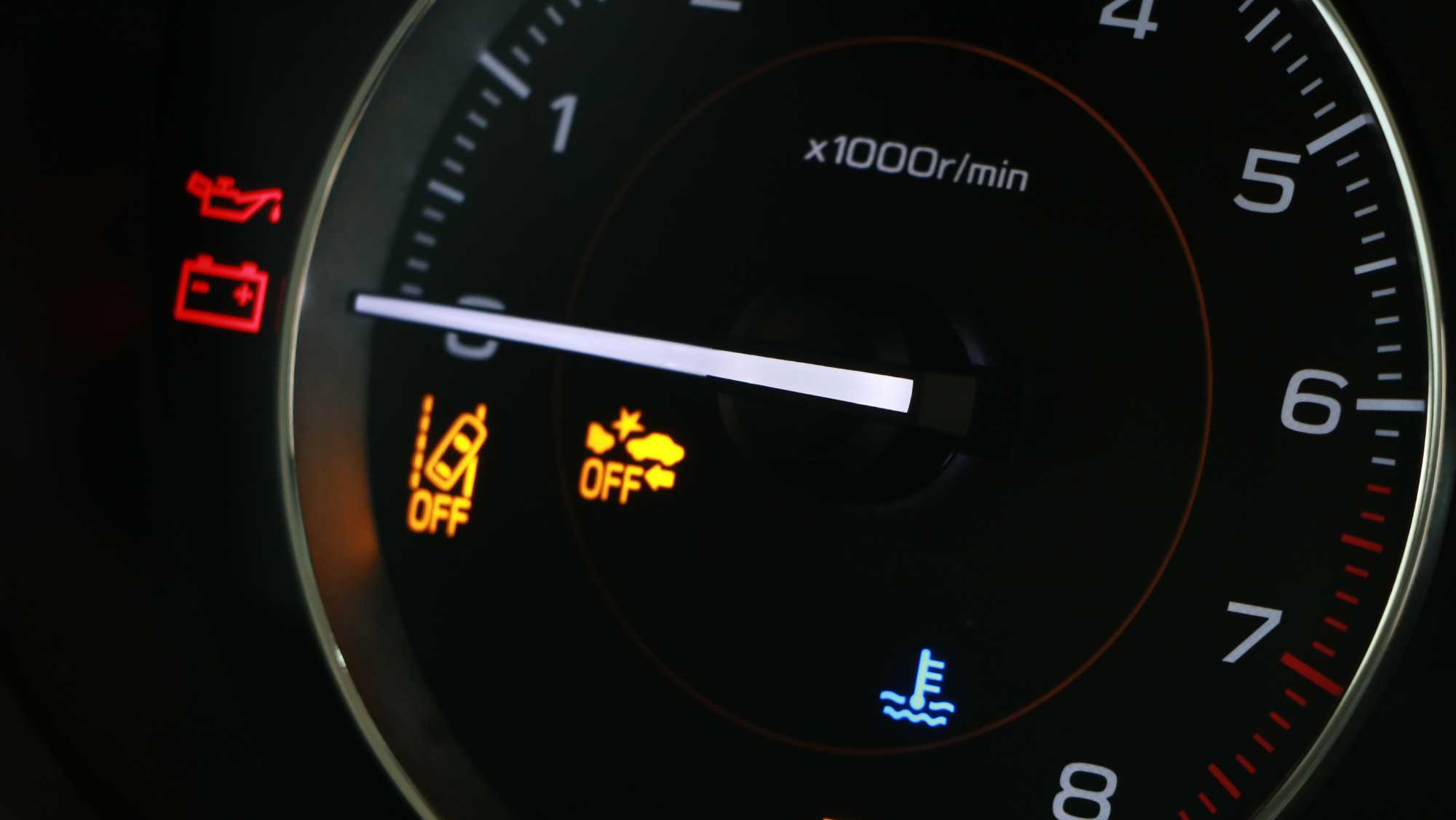 Oil light on in Evanston, IL? Learn what causes it, when it’s safe to drive, and when to book engine diagnostics or an oil change